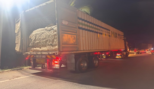 PGA menahan dua lori kontena dan merampas lebih 55.75 tan tepung bernilai RM1.4 juta disyaki tidak mematuhi peraturan pelabelan di sekatan jalan raya di Kilometer 24, Chuping